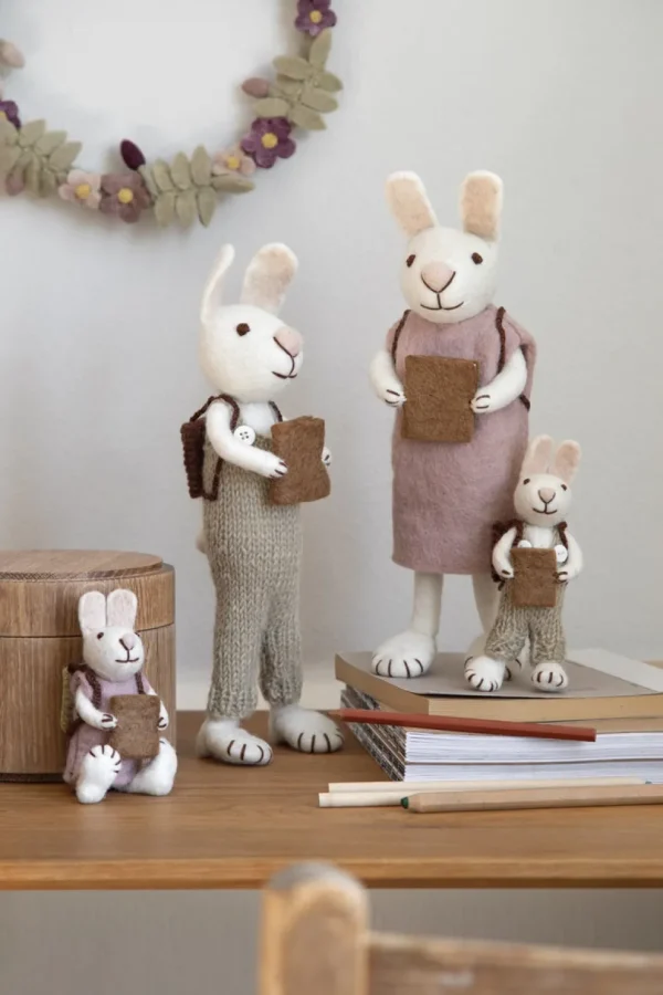 En Gry & Sif little white hare - school boy