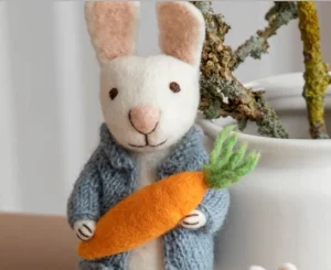 En Gry & Sif little white hare - cardigan & carrot