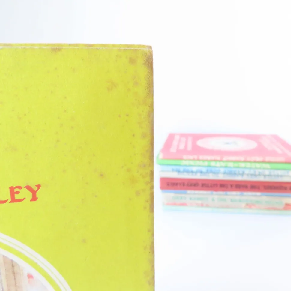 VINTAGE book - Hare Goes Shopping (1969)